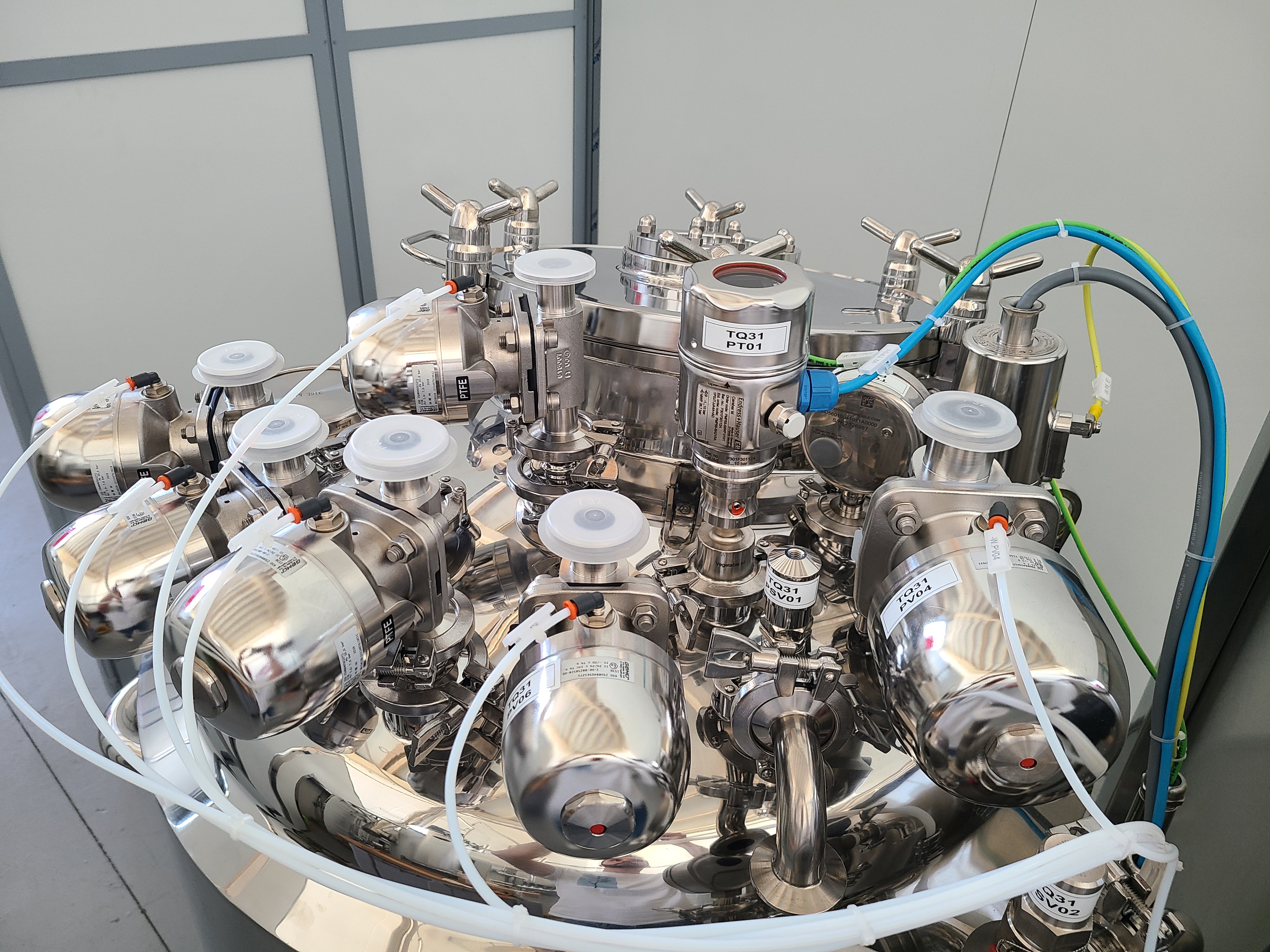 Sterile process connections on stainless steel equipment